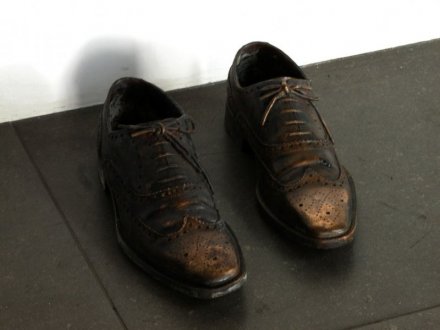 אדריאן פאצ'י, נעליים, 2009. יציקת ברונזה,  Via Peter Blum Gallery, NYC